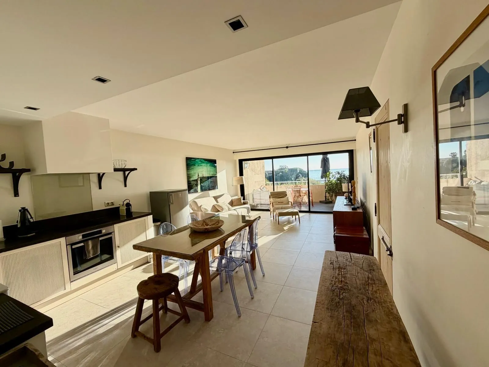The living room of Cap Nioulargo, opening onto the terrace and the sea